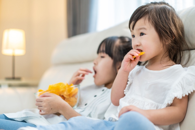 children-snacking